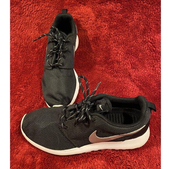 Nike Roshe Running Shoe - Black with Metallic Light Silver Swish - W Size 8.5 - Picture 2 of 9
